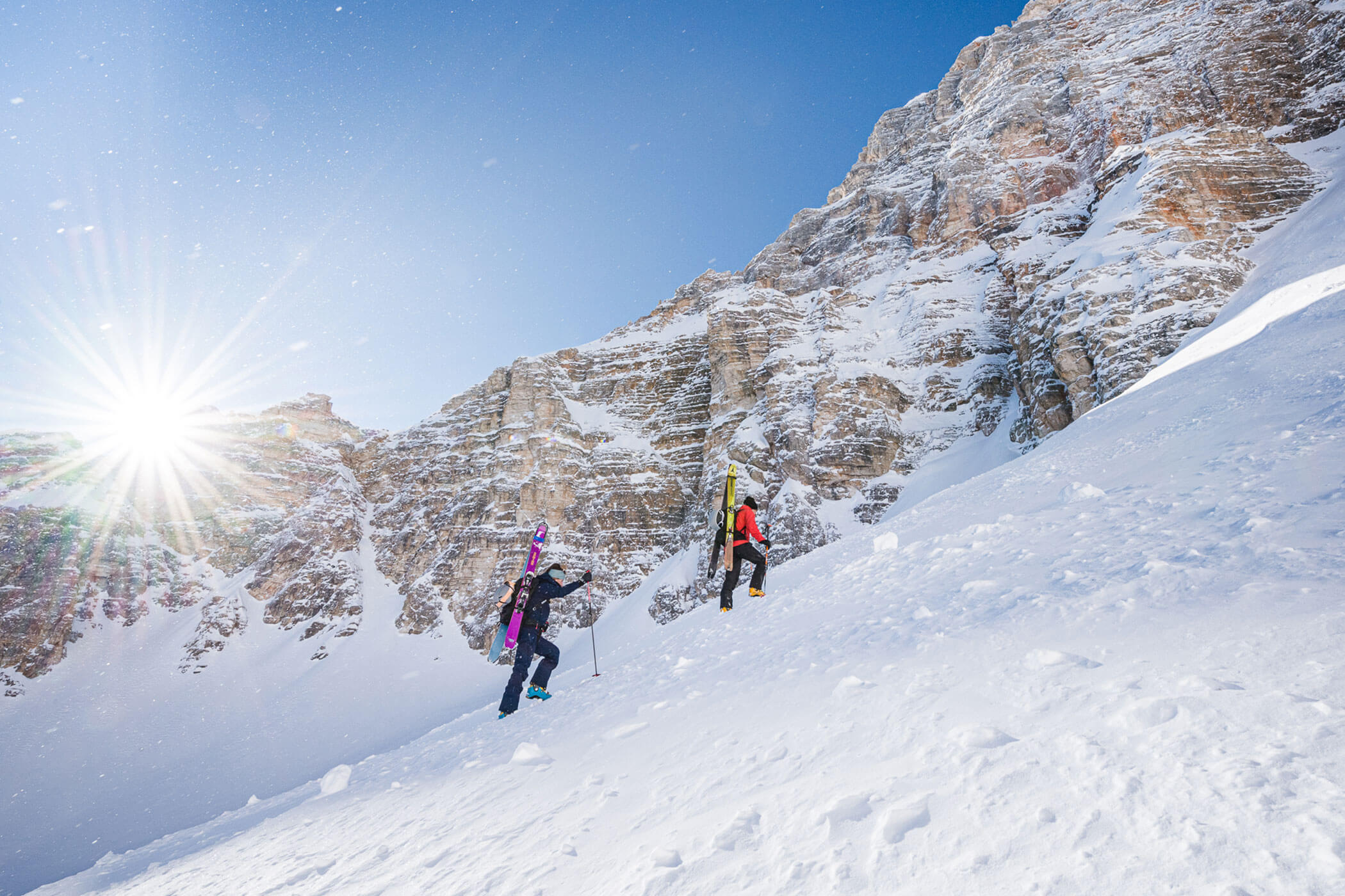 Zwei Skitourengeher inmitten der Südtiroler Berge - Kuenzerhof
