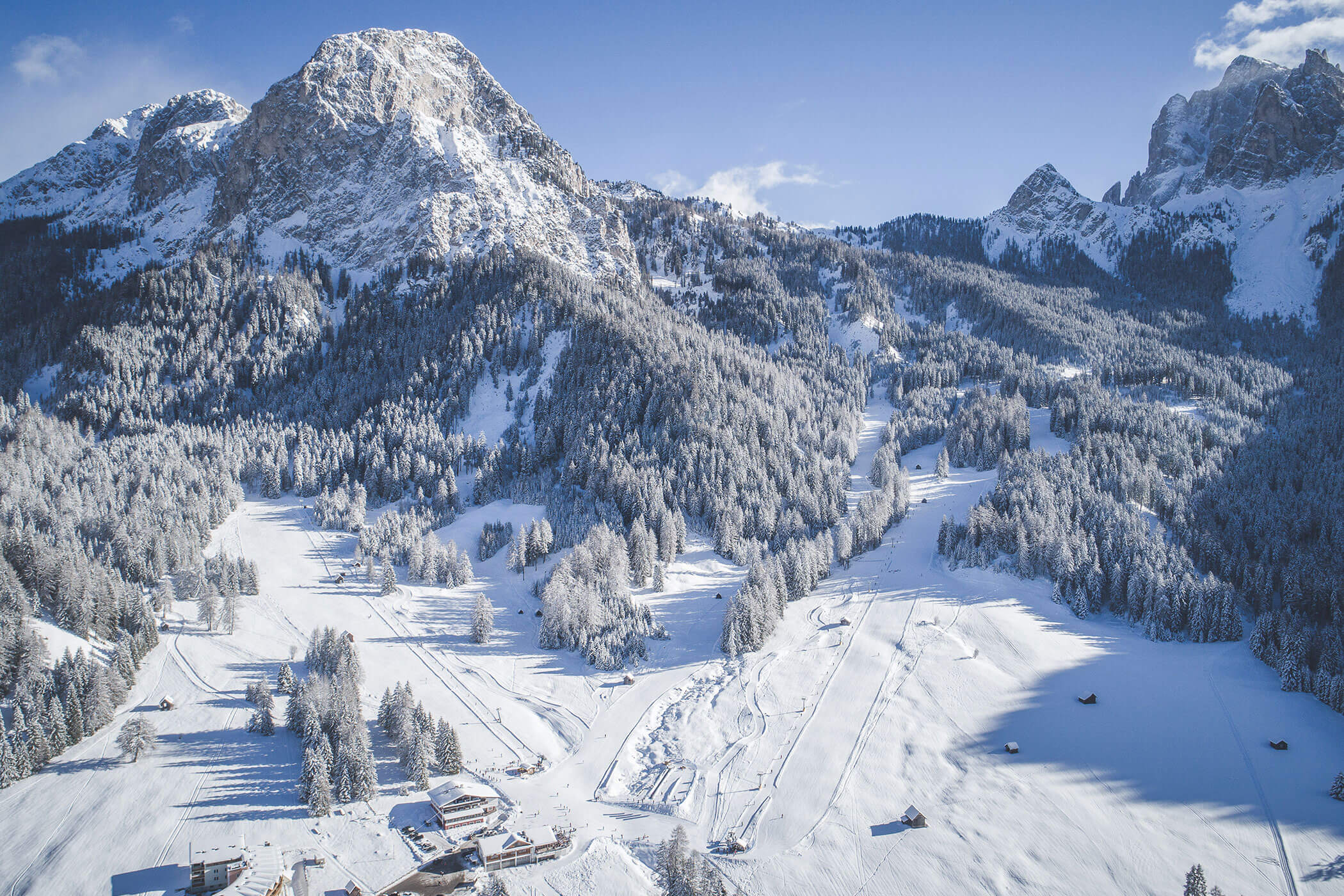 Das Familienskigebiet Prags mit schneebedeckten Bergen im Hintergrund - Kuenzerhof