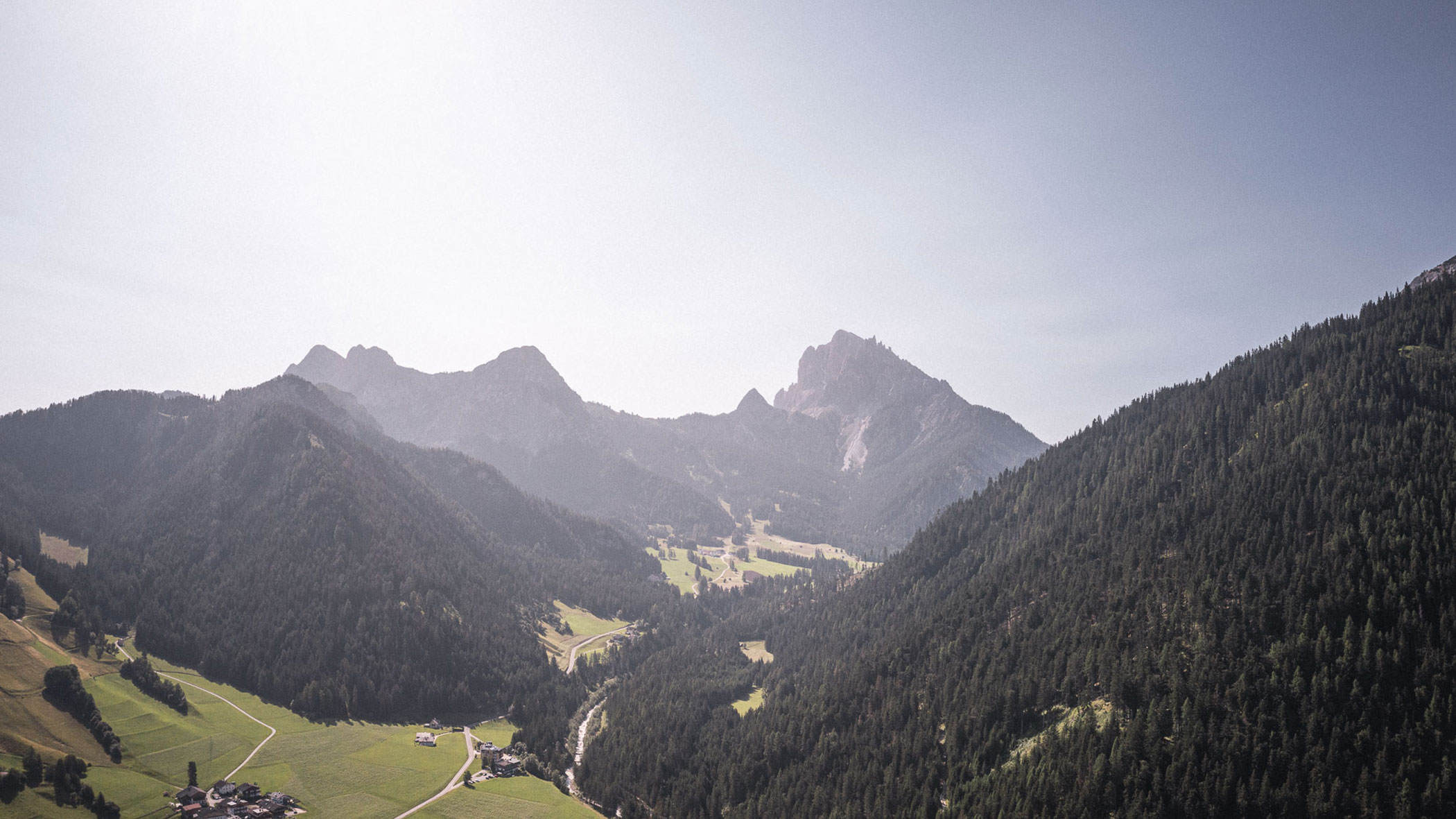 Das Dorf Prags von oben mit den Südtiroler Bergen im Hintergrund - Kuenzerhof